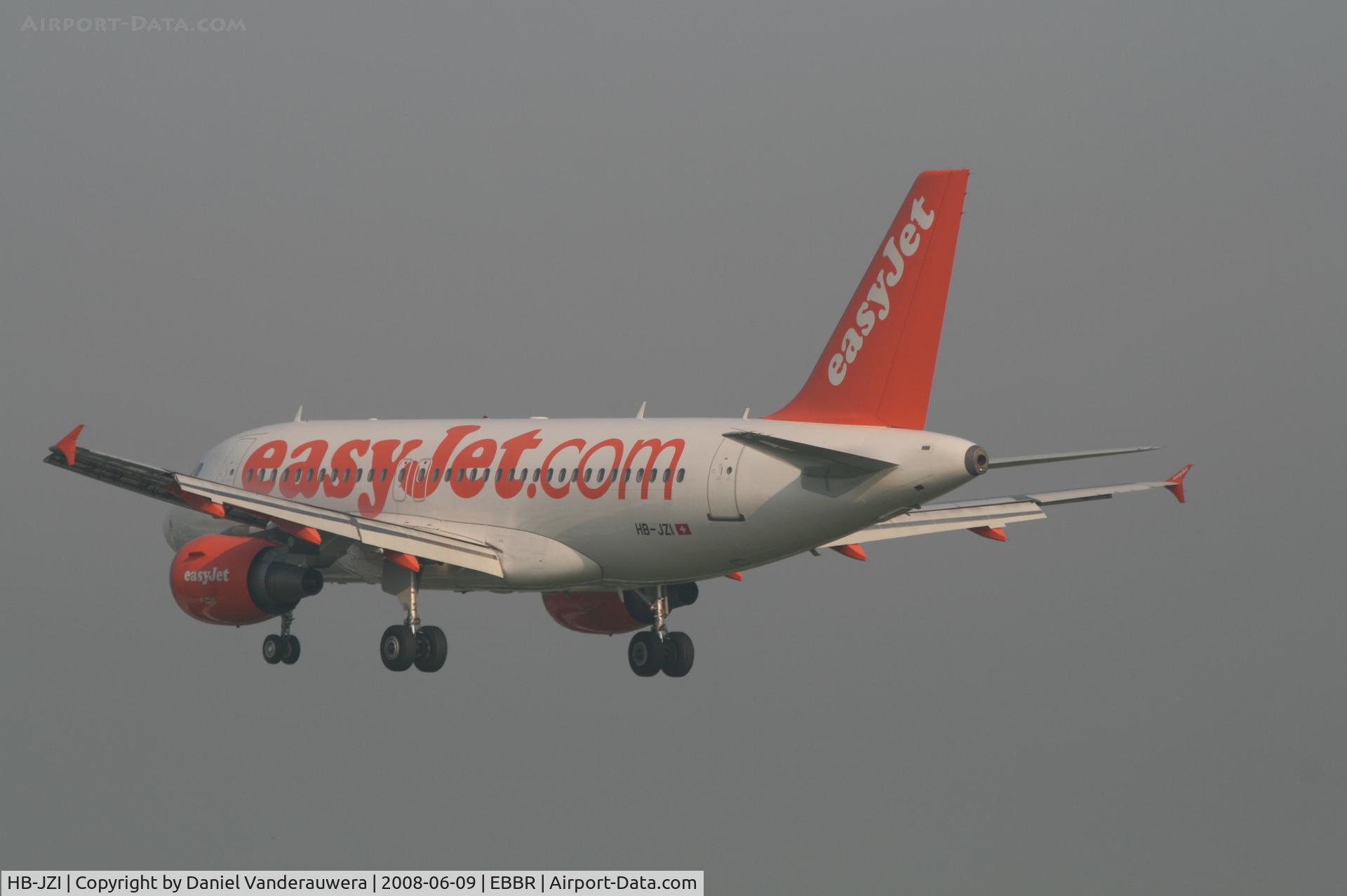 HB-JZI, 2004 Airbus A319-111 C/N 2245, flight EZS1533 is descending to rwy 25L