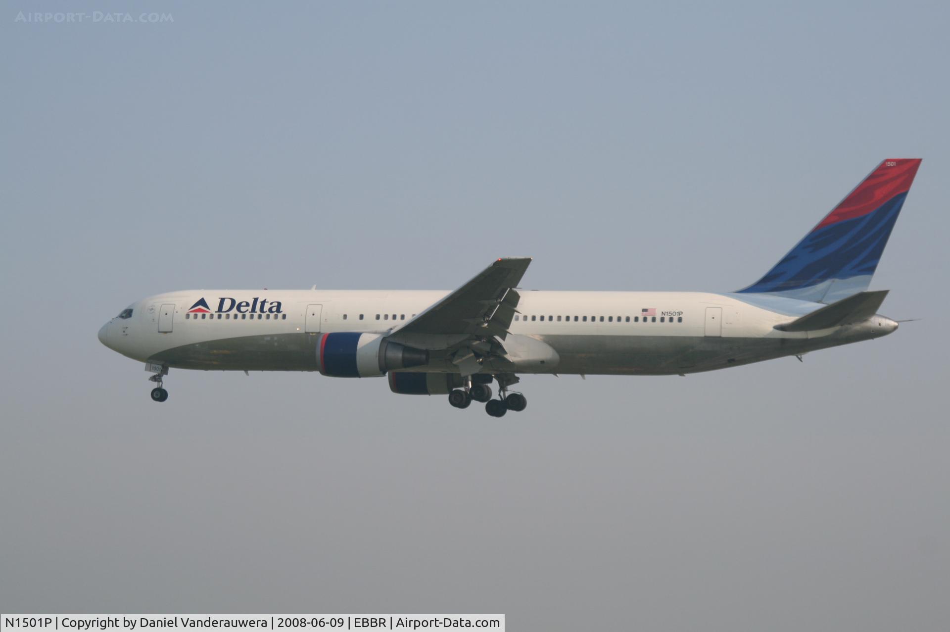 N1501P, 1990 Boeing 767-3P6 C/N 24983, arrival of flight DL124 to rwy 25L