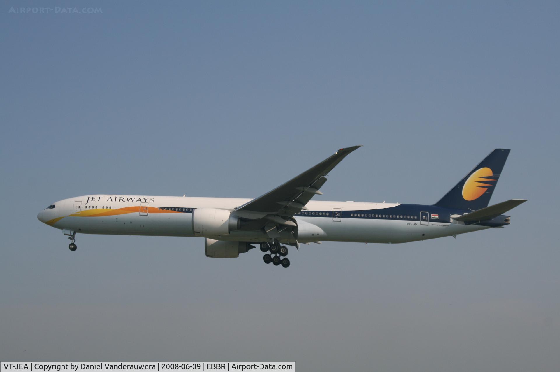 VT-JEA, 2007 Boeing 777-35R/ER C/N 35157/627, arrival of flight 9W227 to rwy 25L