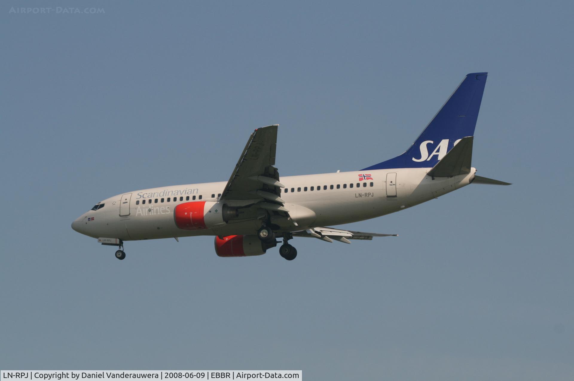LN-RPJ, 2000 Boeing 737-783 C/N 30192, descending to rwy 25L