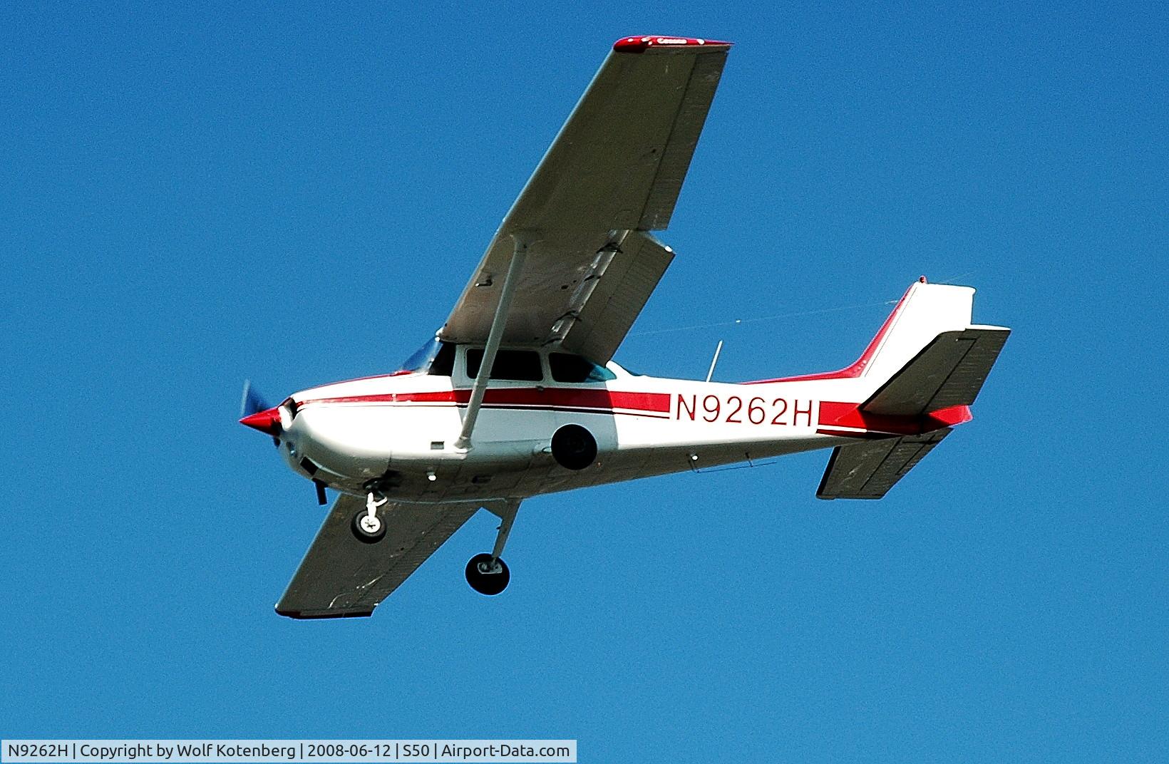 N9262H, 1975 Cessna 172M C/N 17266055, landing at auburn, WA