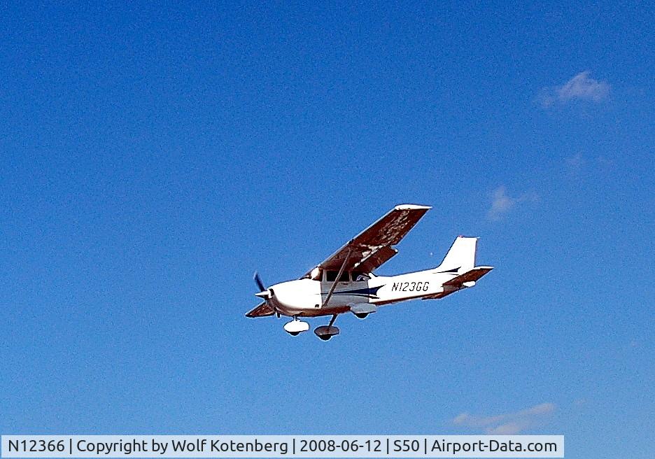 N12366, 1973 Cessna 172M C/N 17261951, landin, Auburn, WA
