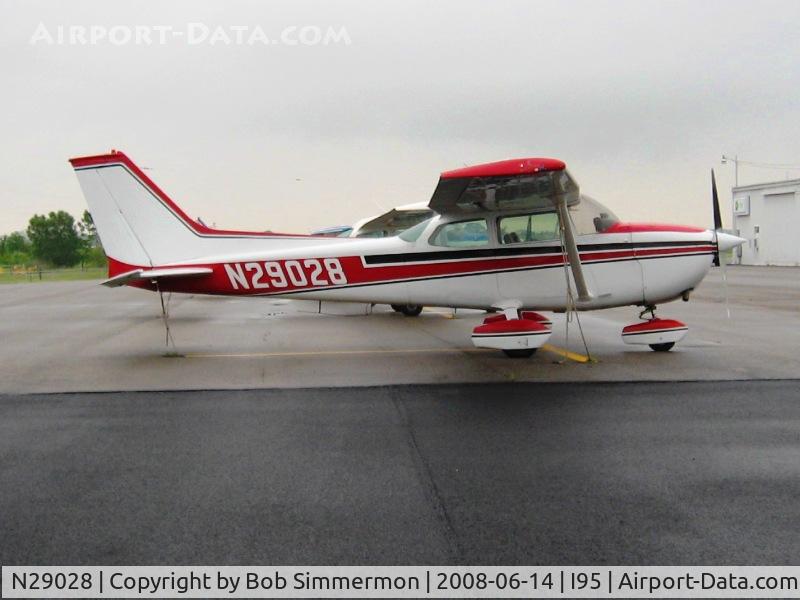 N29028, 1974 Cessna 172M C/N 17264095, On the ramp at Kenton, OH