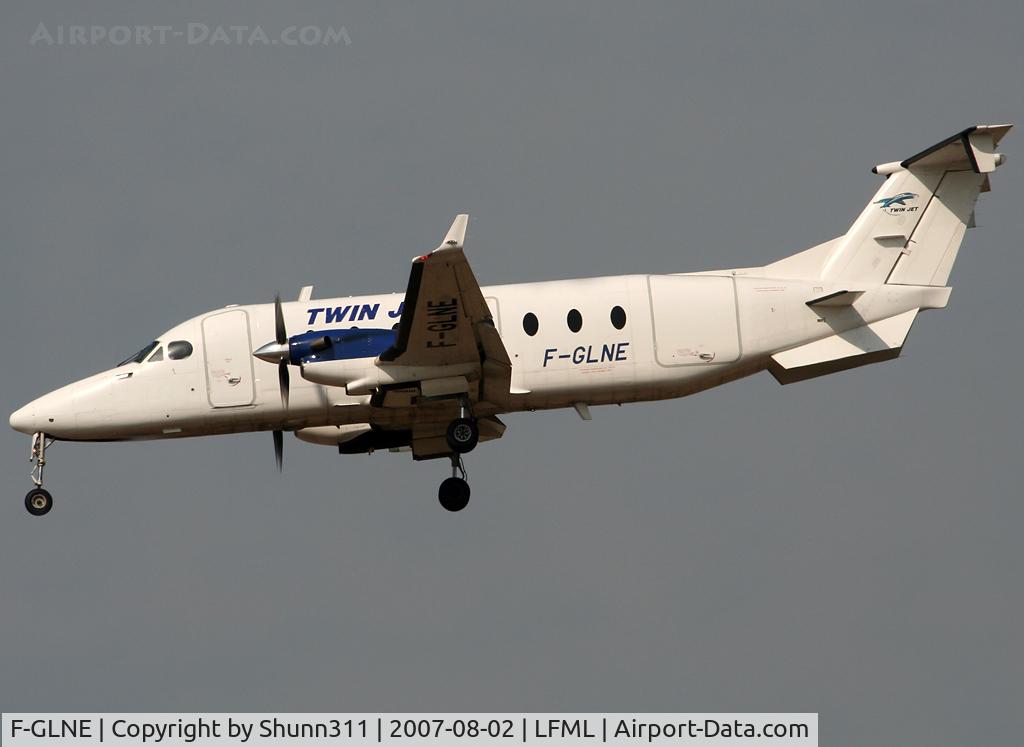 F-GLNE, 1996 Beech 1900D C/N UE-197, Landing rwy 32R...