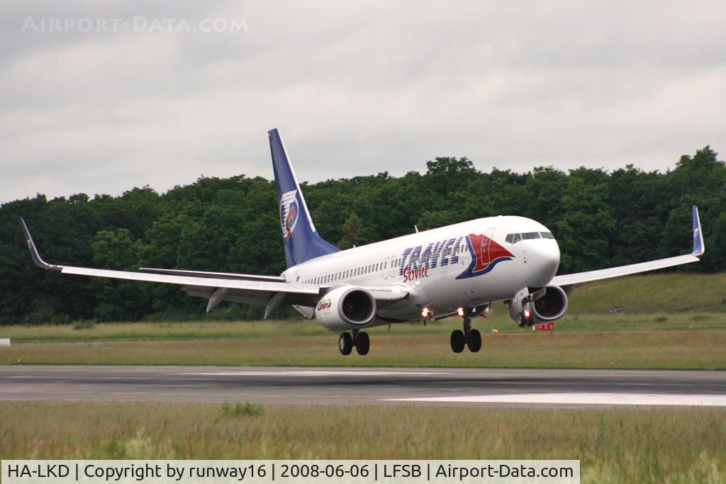 HA-LKD, 2000 Boeing 737-8K5 C/N 27985, Boeing 737 landing on 16