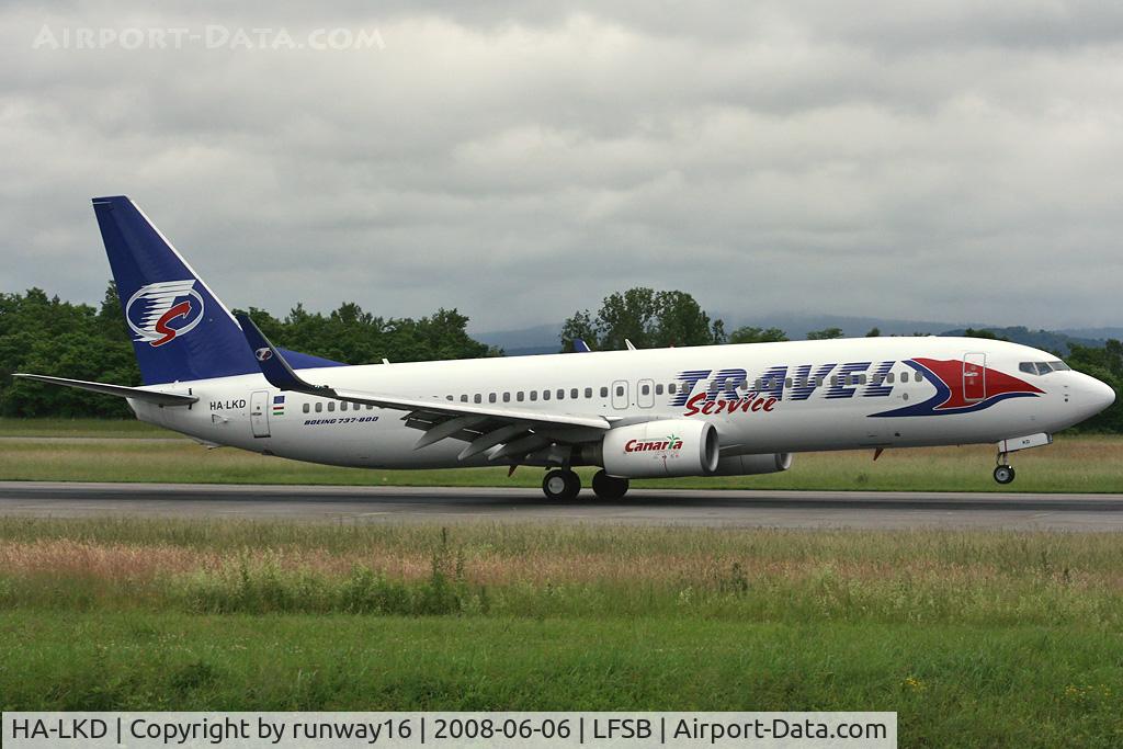 HA-LKD, 2000 Boeing 737-8K5 C/N 27985, football-team of Tschechien landing on rwy 16