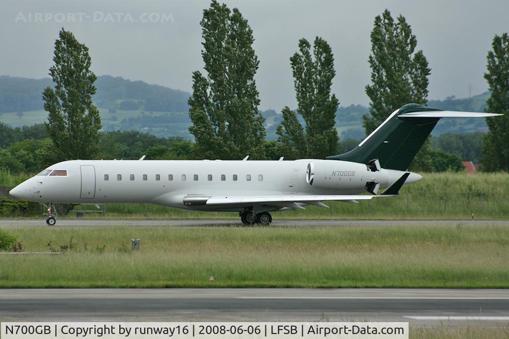 N700GB, 2003 Bombardier BD-700-1A10 Global Express C/N 9124, taxi on bravo