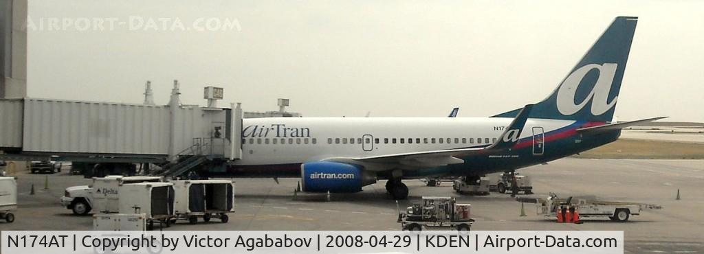 N174AT, 2004 Boeing 737-76N C/N 32667, At Denver