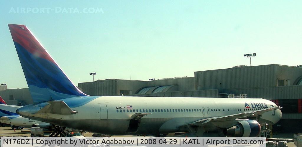 N176DZ, 1999 Boeing 767-332 C/N 29697, At Denver