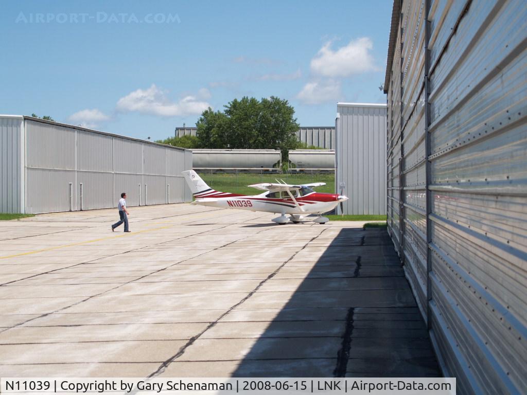 N11039, 2006 Cessna T182T Turbo Skylane C/N T18208638, LEAVING THE HANGER