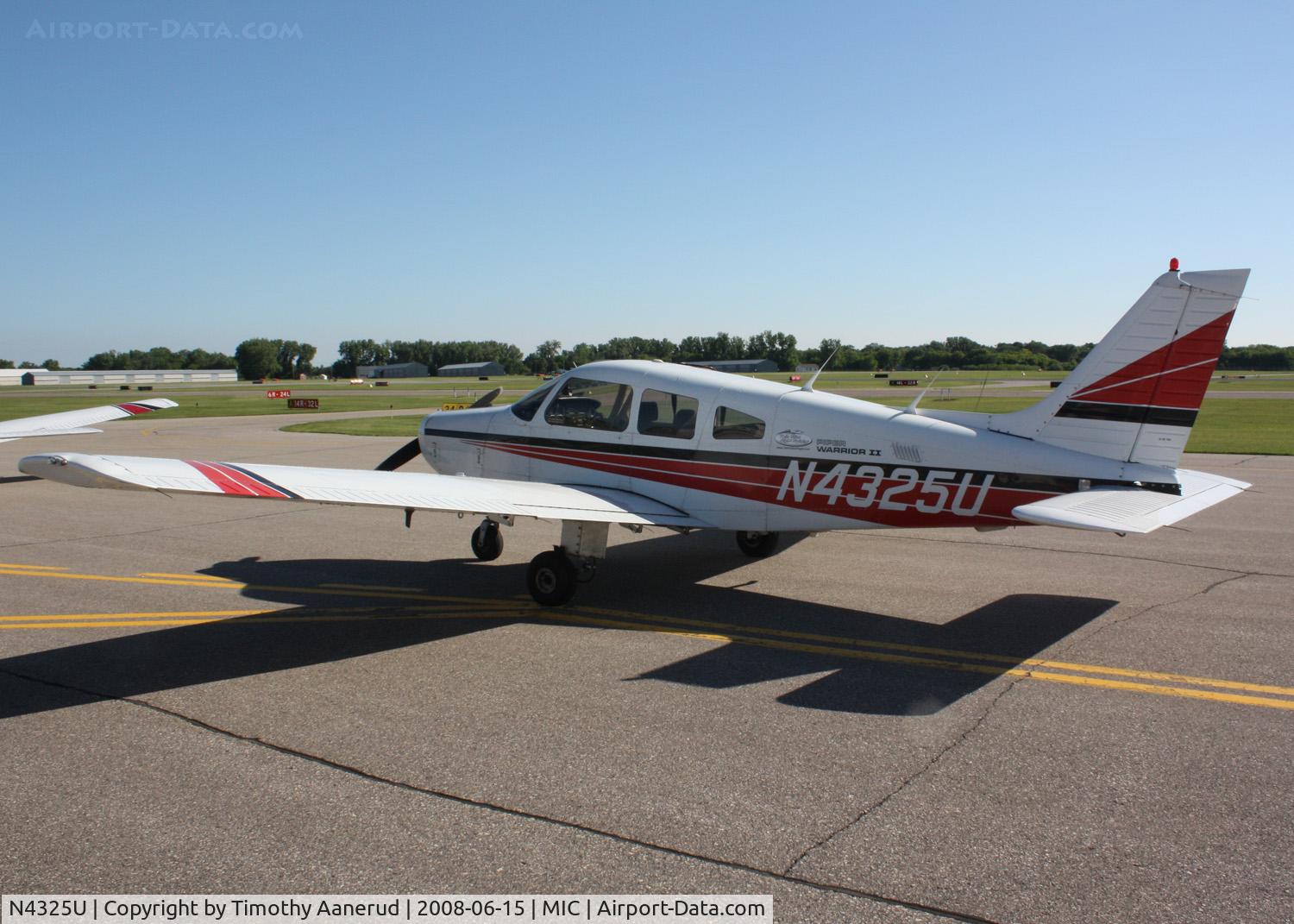 N4325U, 1983 Piper PA-28-161 C/N 28-8416016, Crystal Airport Open House 2008, airplane rides duty