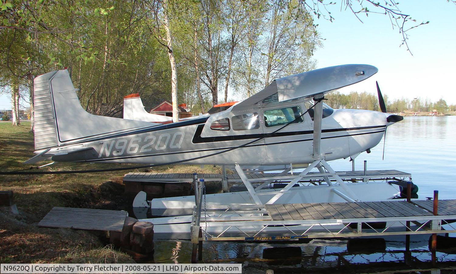 N9620Q, 1979 Cessna A185F Skywagon 185 C/N 18503780, Cessna A185F on dock at Lake Hood