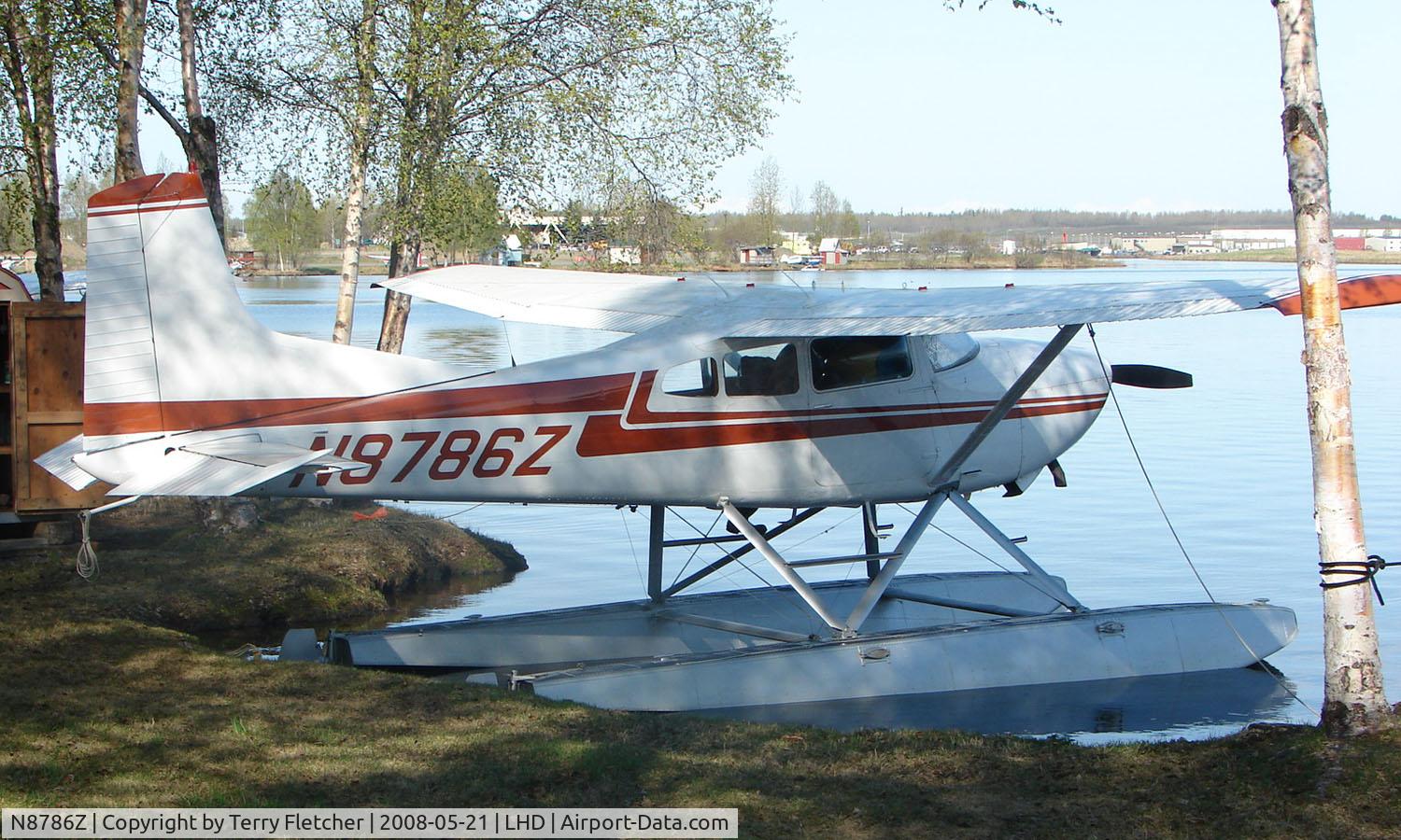 N8786Z, 1976 Cessna A185F Skywagon 185 C/N 18502921, Cessna A185F on dock at Lake Hood