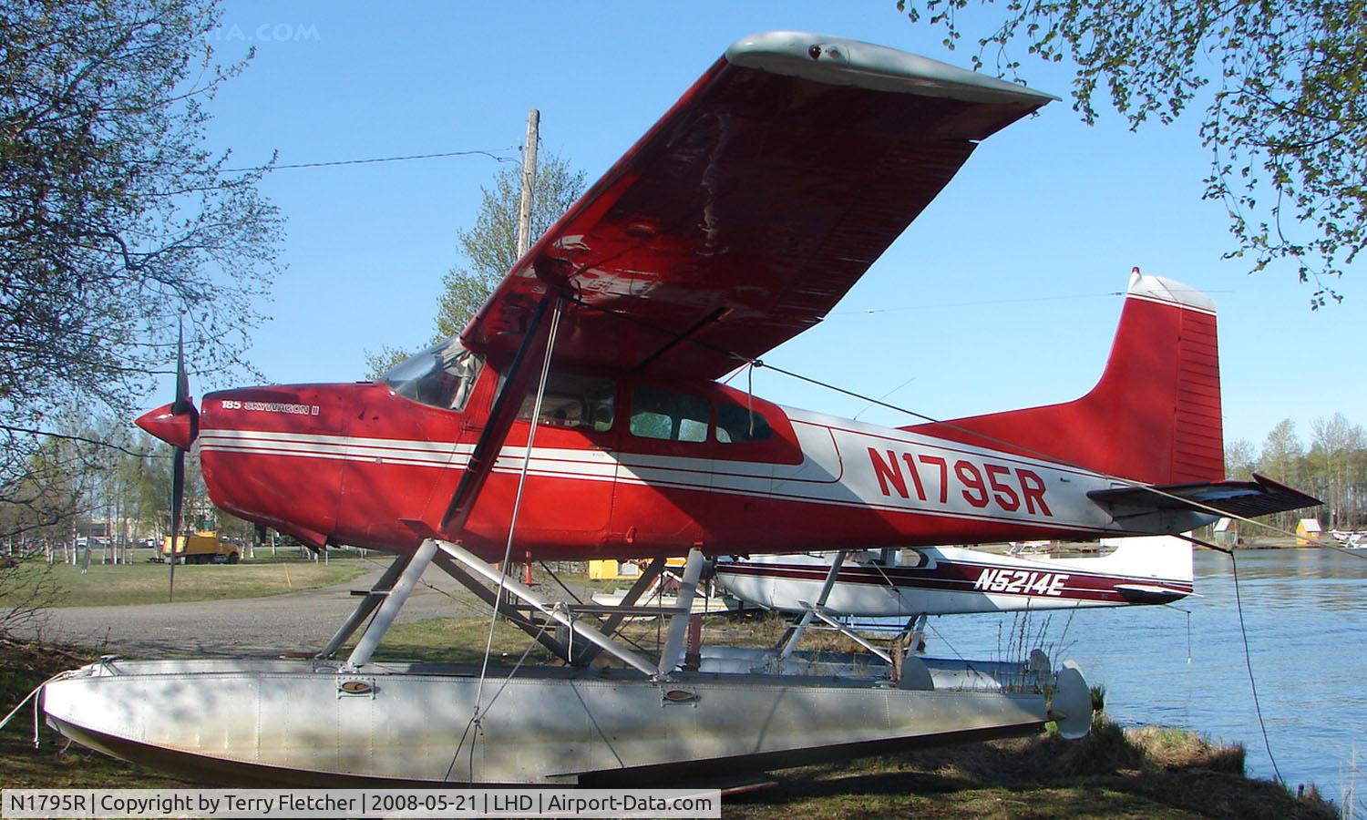 N1795R, 1974 Cessna A185F Skywagon 185 C/N 18502511, Cessna A185F on dock at Lake Hood