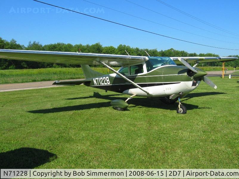 N71228, 1969 Cessna 182M Skylane C/N 18259542, Beach City Father's Day fly-in.