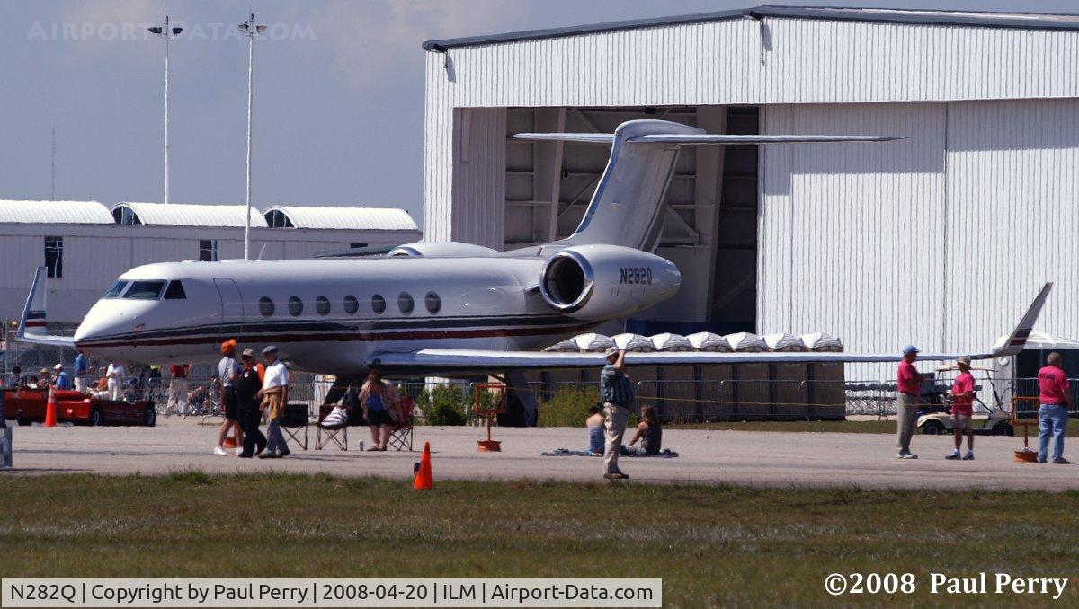 N282Q, 2005 Gulfstream Aerospace GV-SP (G550) C/N 5090, Drawing a crowd around the Gee-Five