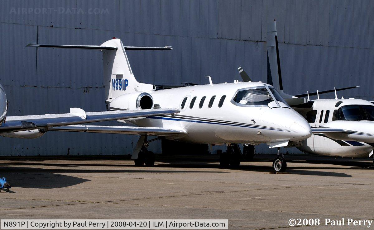 N891P, Gates Learjet 25D C/N 340, Shuffled off to the holding ramp