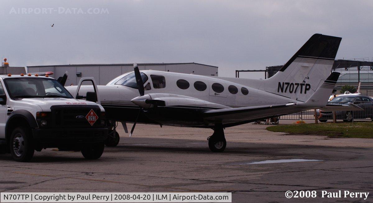 N707TP, Cessna 421C Golden Eagle C/N 421C0271, Feeding time