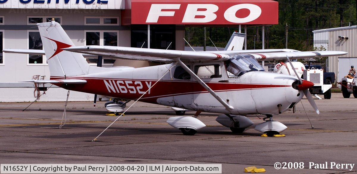 N1652Y, 1962 Cessna 172C C/N 17249352, Parked near the facilities
