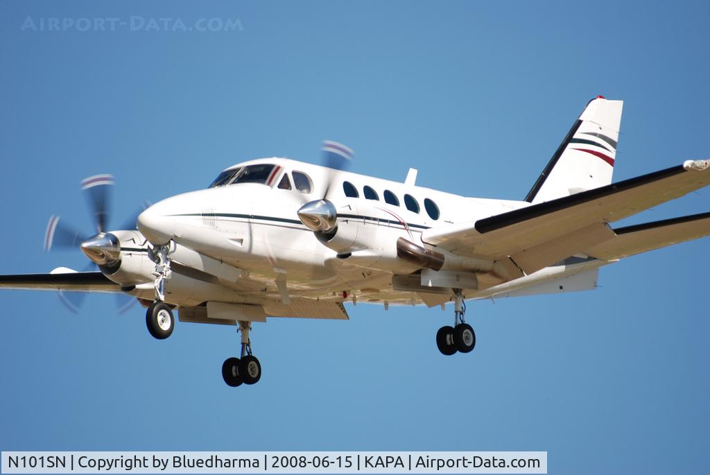 N101SN, 1981 Beech B100 King Air C/N BE-118, Approach to 17L.