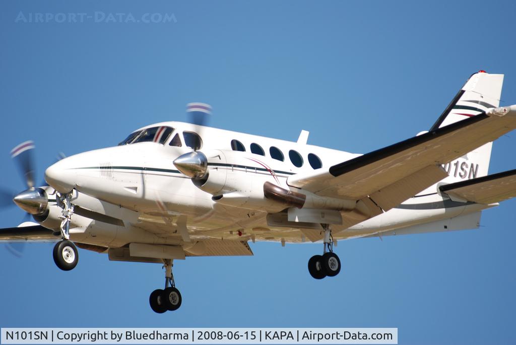 N101SN, 1981 Beech B100 King Air C/N BE-118, Approach to 17L.