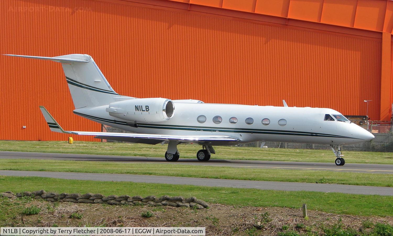 N1LB, 2008 Gulfstream Aerospace GV-SP (G550) C/N 5195, Gulfstream 1159C about to depart from Luton