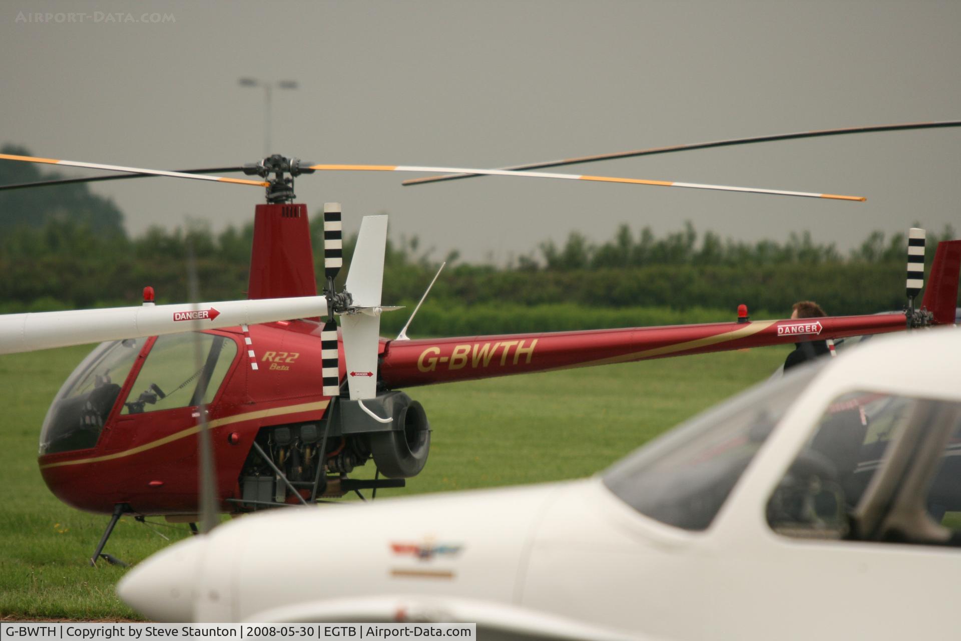 G-BWTH, 1991 Robinson R22 Beta C/N 1767, Taken at Wycombe Air Park using my new Sigma 50 to 500 APO DG HSM lens (The Beast)