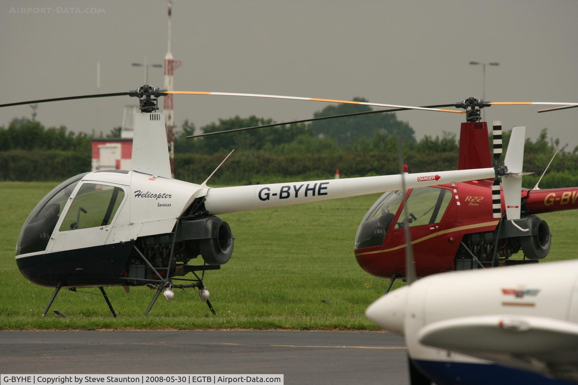 G-BYHE, 1991 Robinson R22 Beta C/N 2023, Taken at Wycombe Air Park using my new Sigma 50 to 500 APO DG HSM lens (The Beast)
