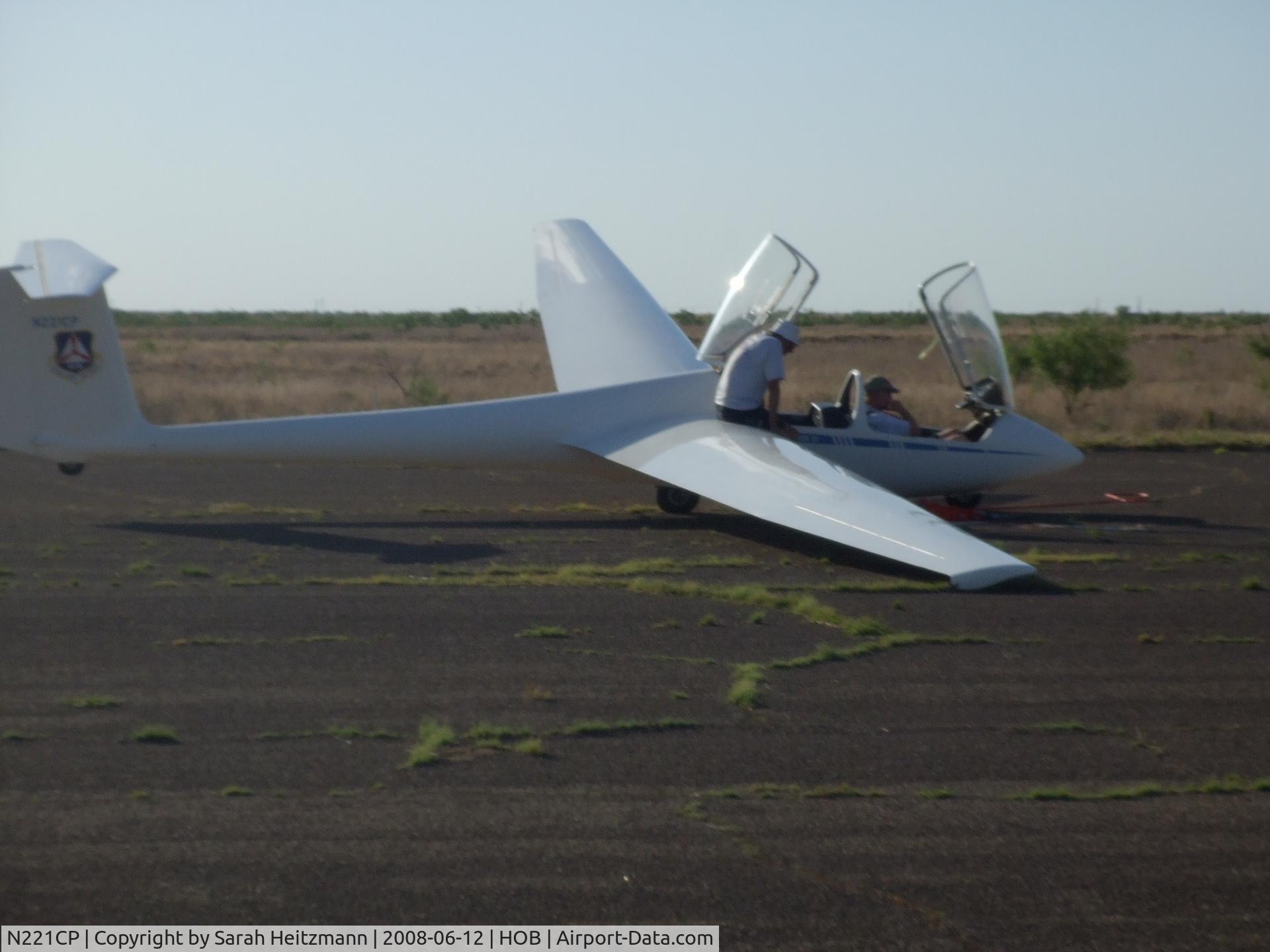 N221CP, 1998 Schleicher ASK-21 C/N 21669, Waiting for shag van to return