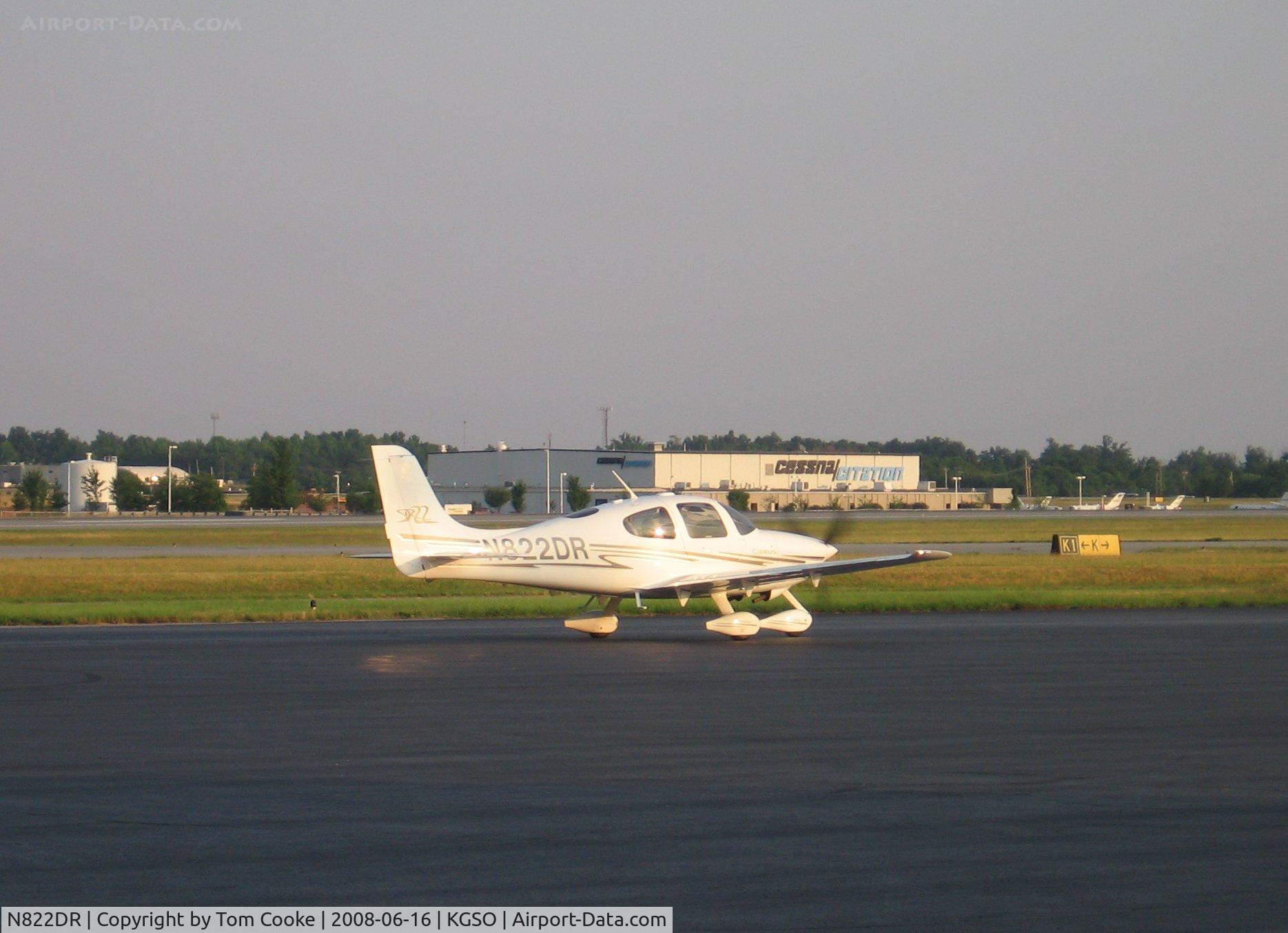 N822DR, 2003 Cirrus SR22 C/N 0781, SR-22 taxiing in