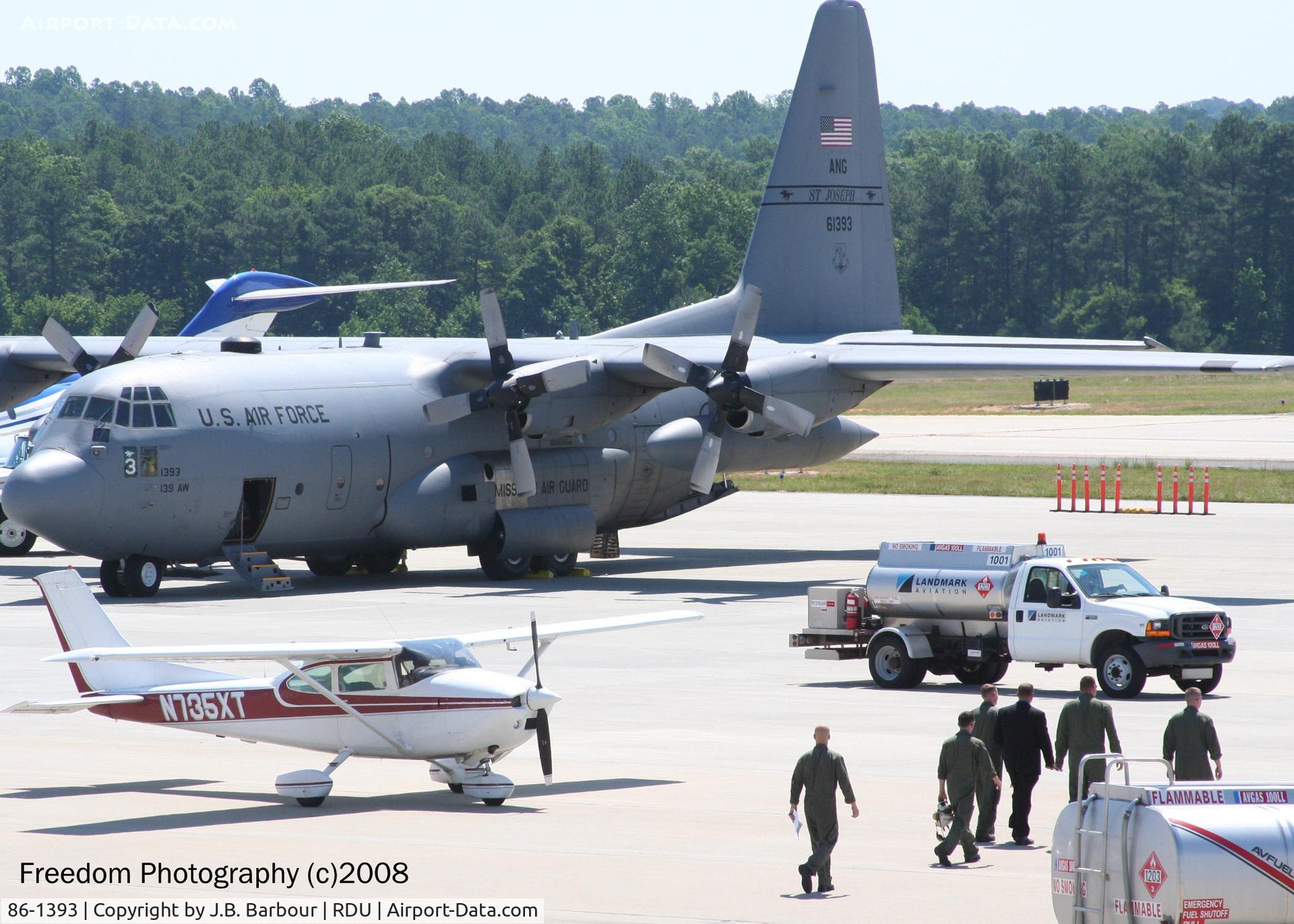 86-1393, 1986 Lockheed C-130H Hercules C/N 382-5096, C130.  I guess these guys were getting ready for the President to show.