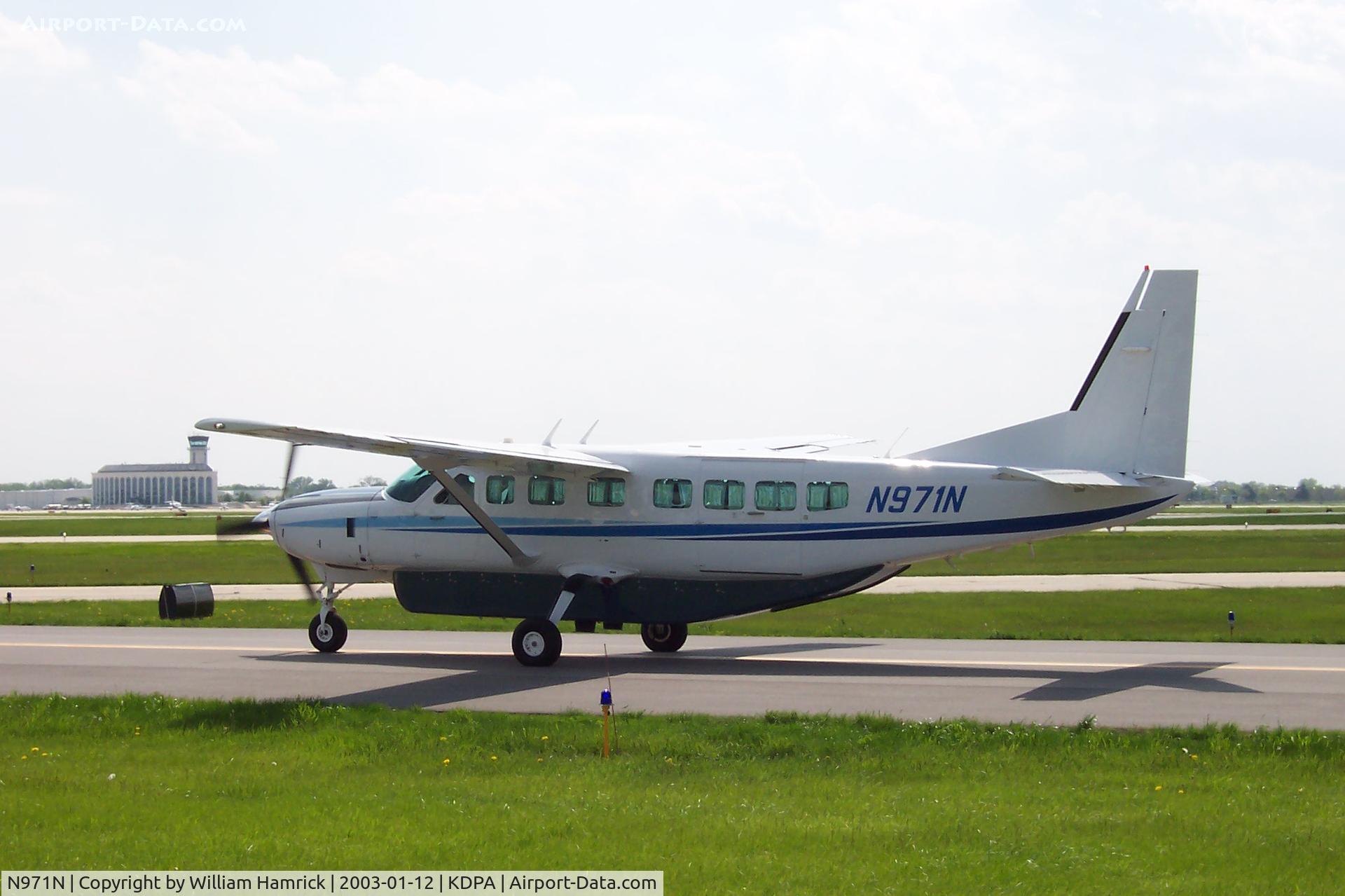 N971N, 2004 Cessna 208B Grand Caravan C/N 208B1071, Taxing at DuPage
