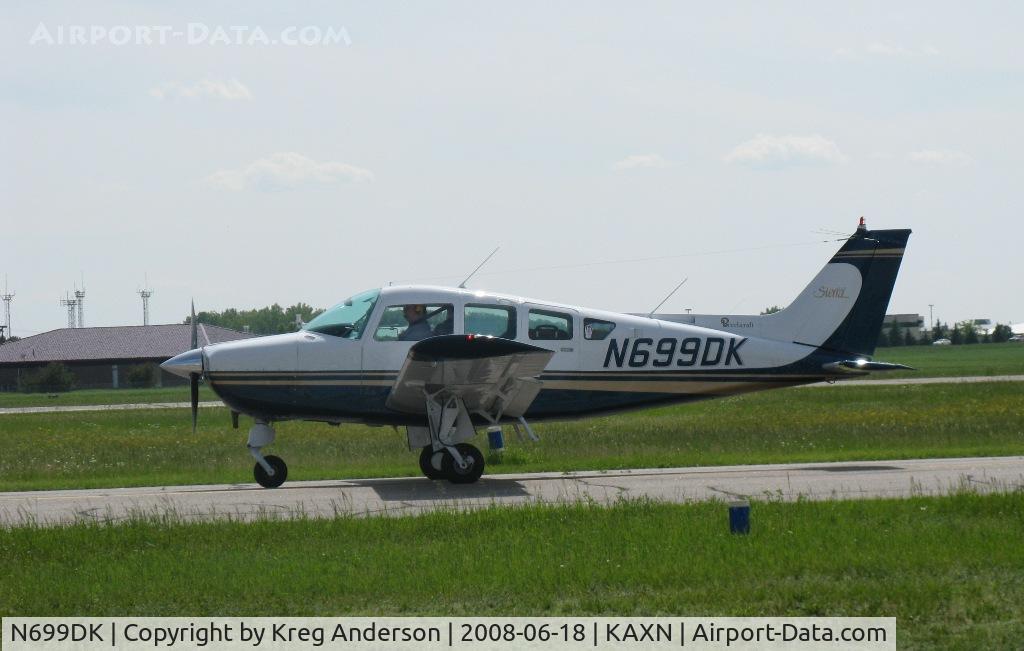 N699DK, 1977 Beech C24R C/N MC-552, Taxiing to runway 31.