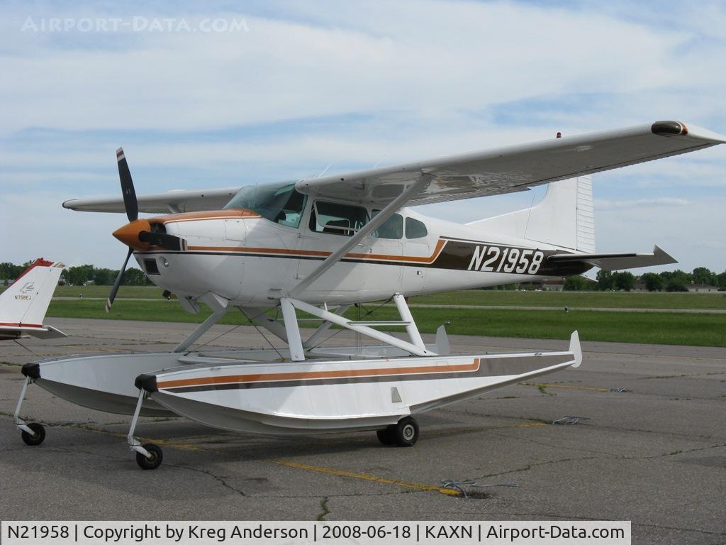 N21958, 1976 Cessna A185F Skywagon 185 C/N 18503072, On the ramp.