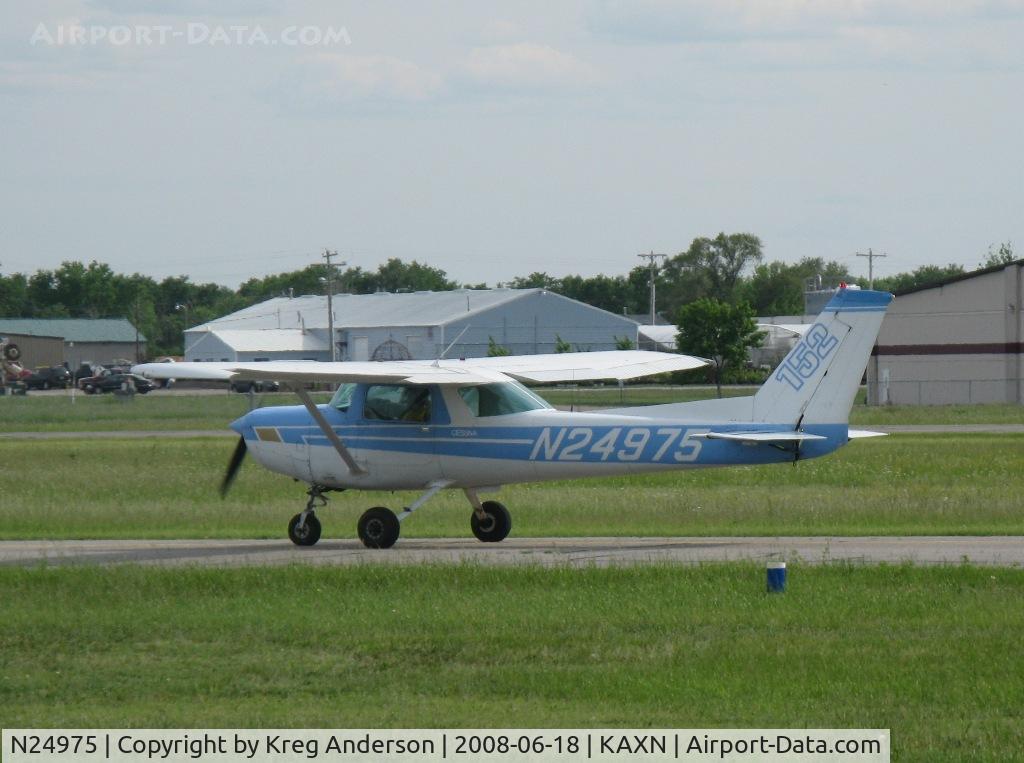 N24975, 1977 Cessna 152 C/N 15280484, Taxiing to runway 31.