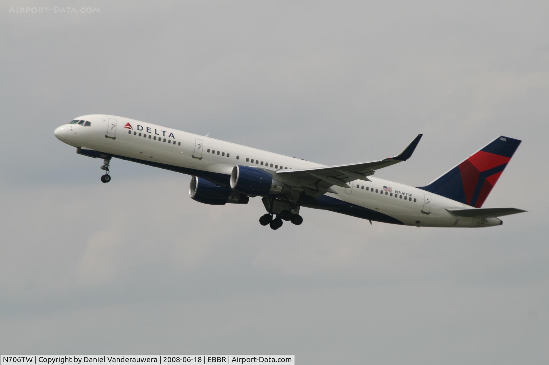 N706TW, 1997 Boeing 757-2Q8 C/N 28165, taking off from rwy 20