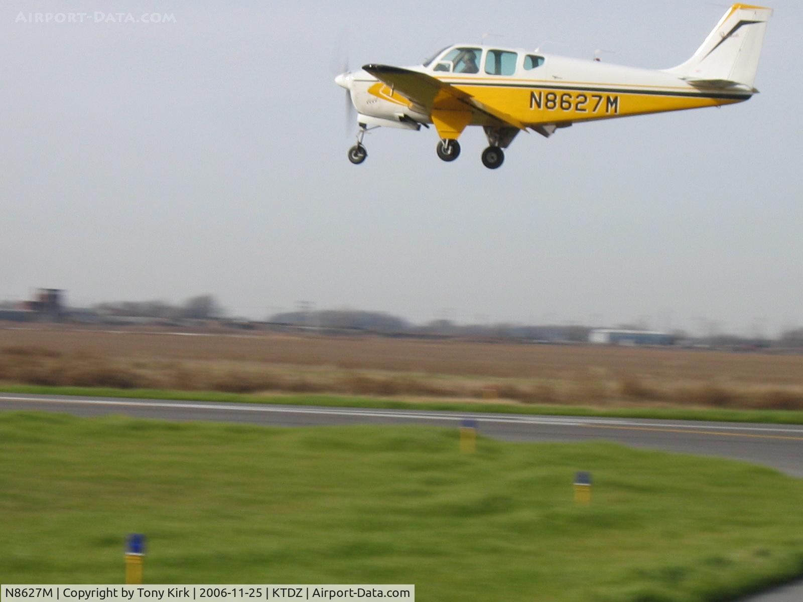 N8627M, 1963 Beech 35-B33 Debonair C/N CD-664, 27M - ready to land with 3 down and locked
