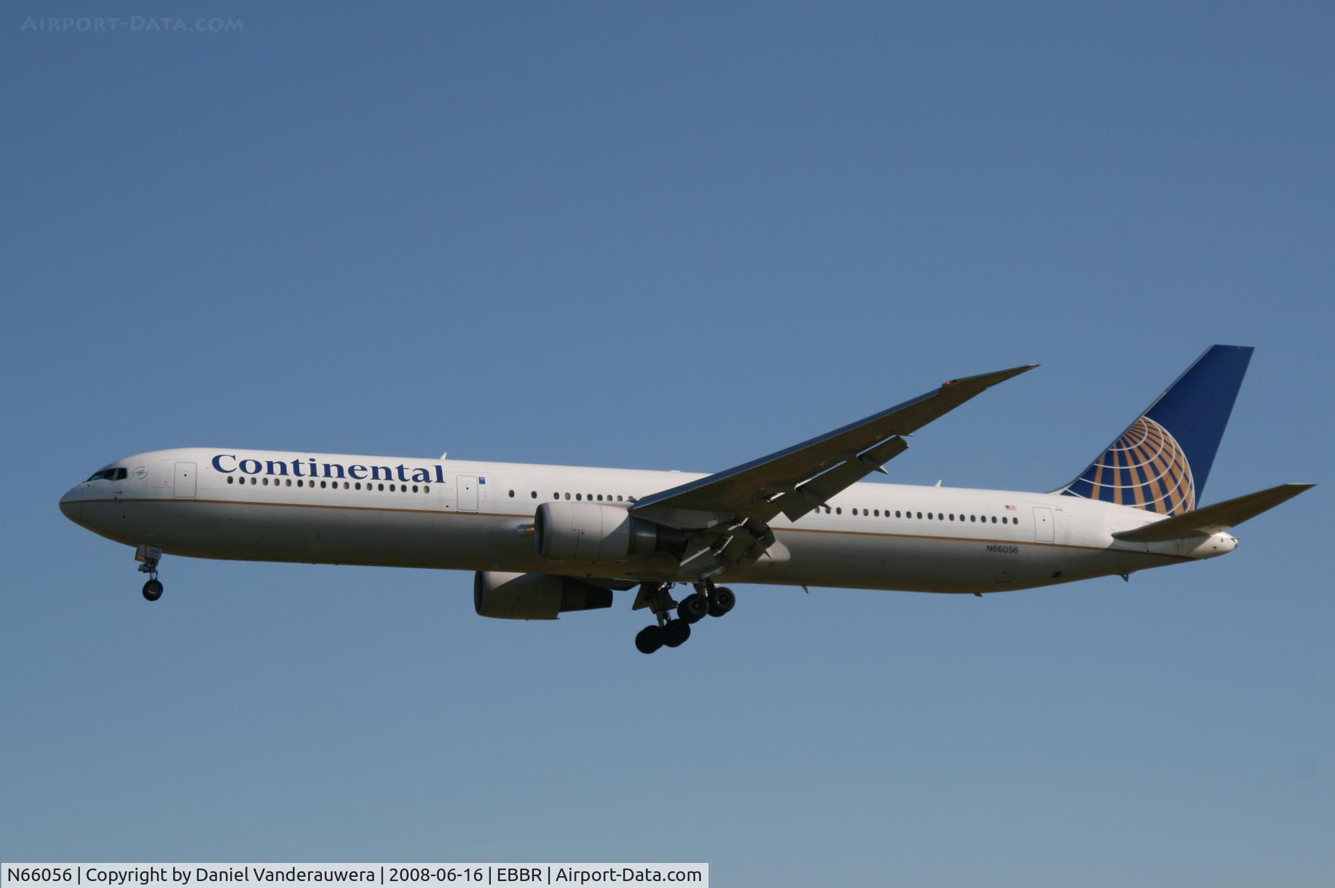 N66056, 2001 Boeing 767-424/ER C/N 29451, flight CO066 is descending to rwy 25L