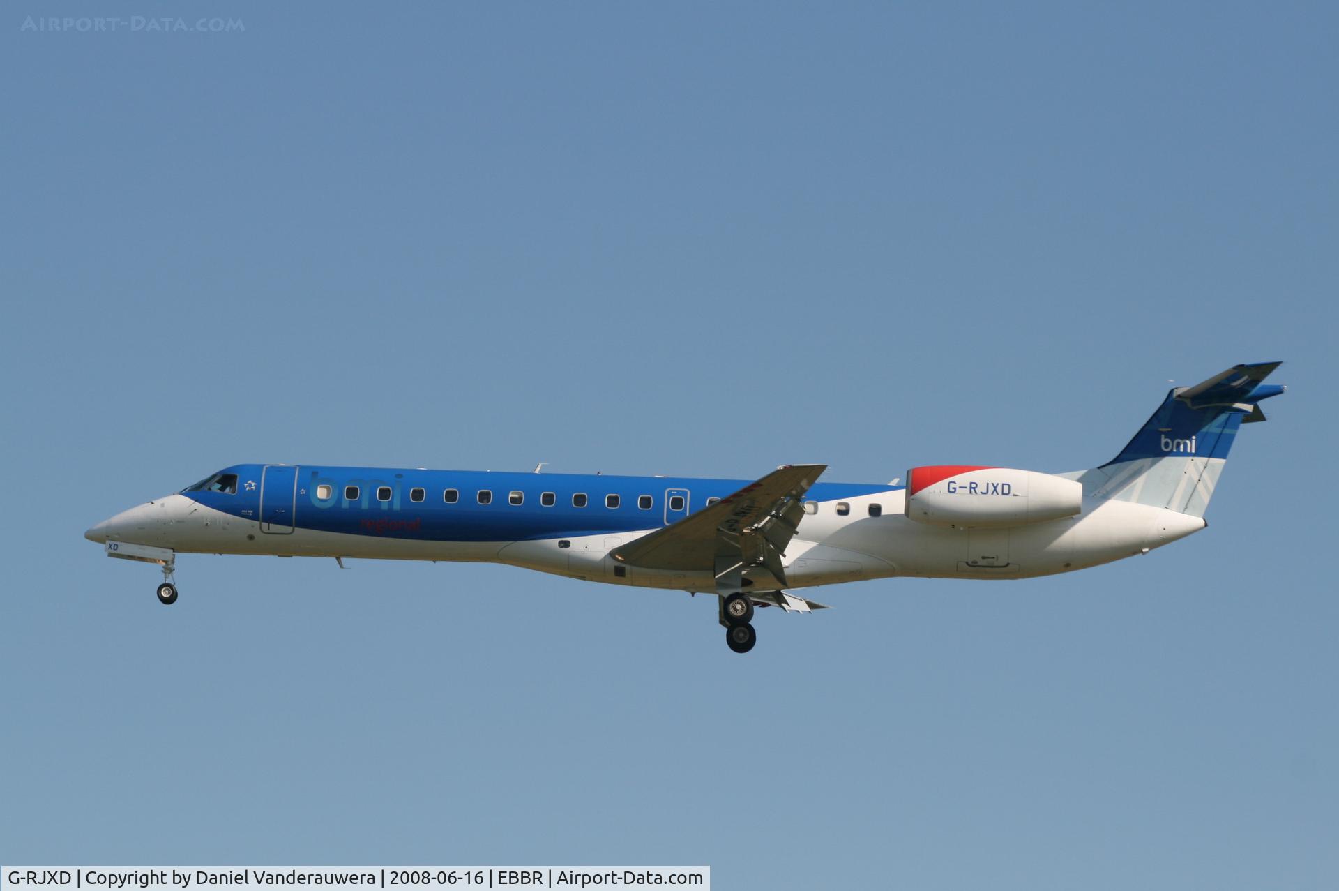 G-RJXD, 2000 Embraer EMB-145EP (ERJ-145EP) C/N 145207, flight BD627 is descending to rwy 25L