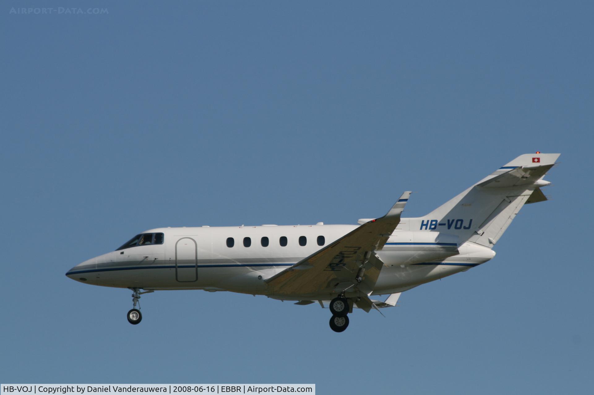 HB-VOJ, 2006 Raytheon Hawker 850XP C/N 258799, descending to rwy 25L