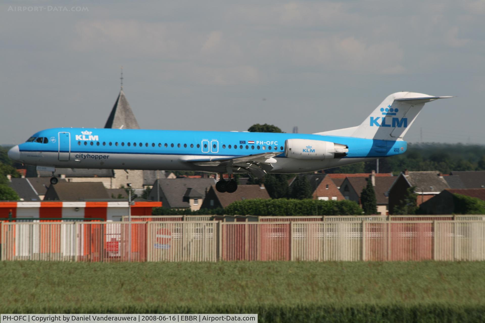 PH-OFC, 1989 Fokker 100 (F-28-0100) C/N 11263, flight KL1723 is landing on rwy 25L