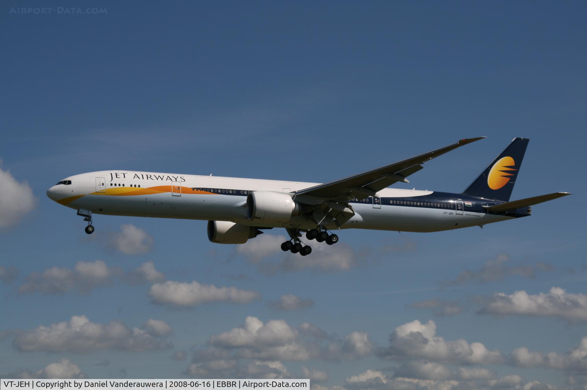 VT-JEH, 2007 Boeing 777-35R/ER C/N 35166, arrival of flight 9W229 to rwy 25L