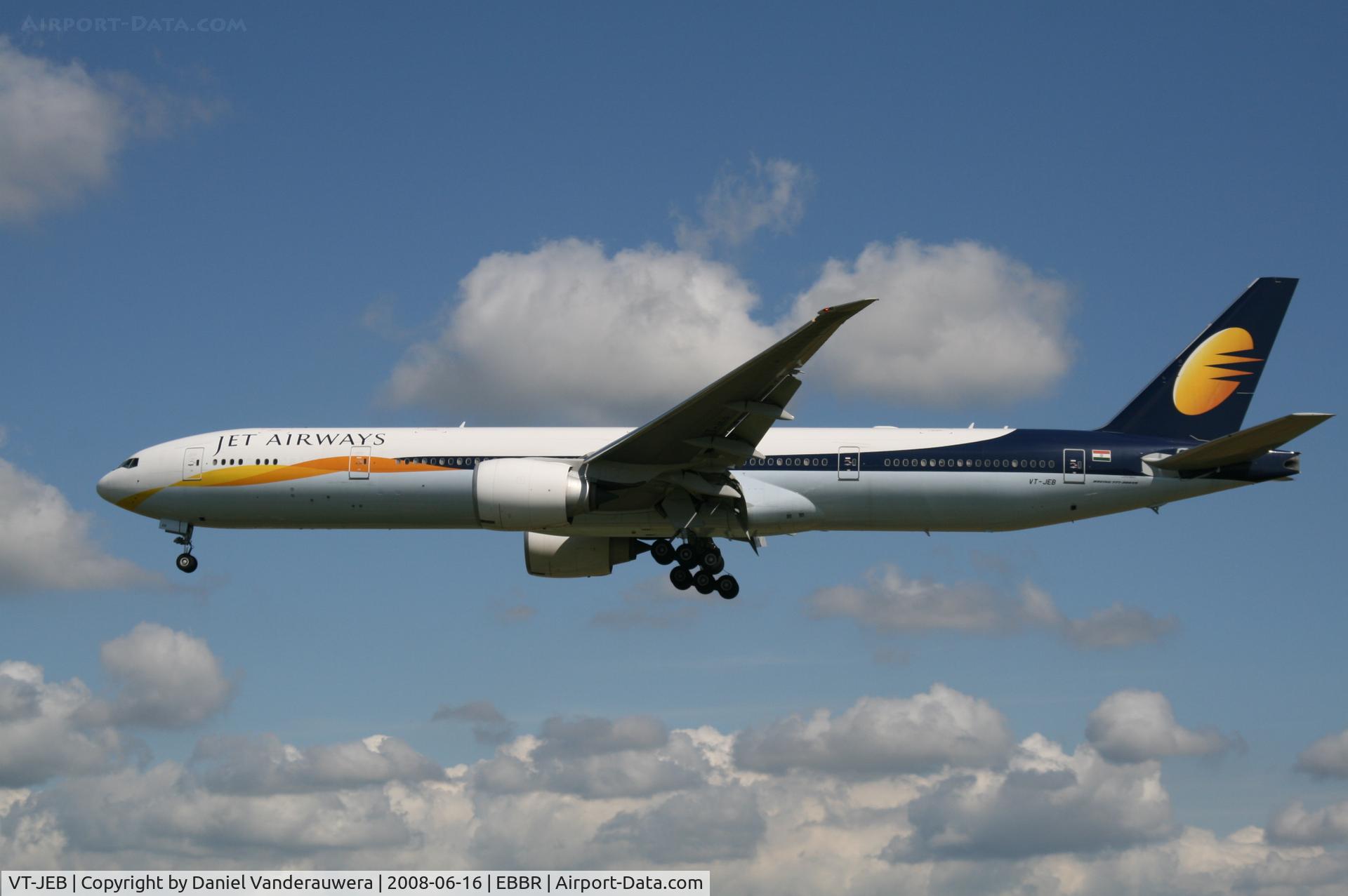 VT-JEB, 2007 Boeing 777-35R/ER C/N 35158/637, flight 9W227 is descending to rwy 25L