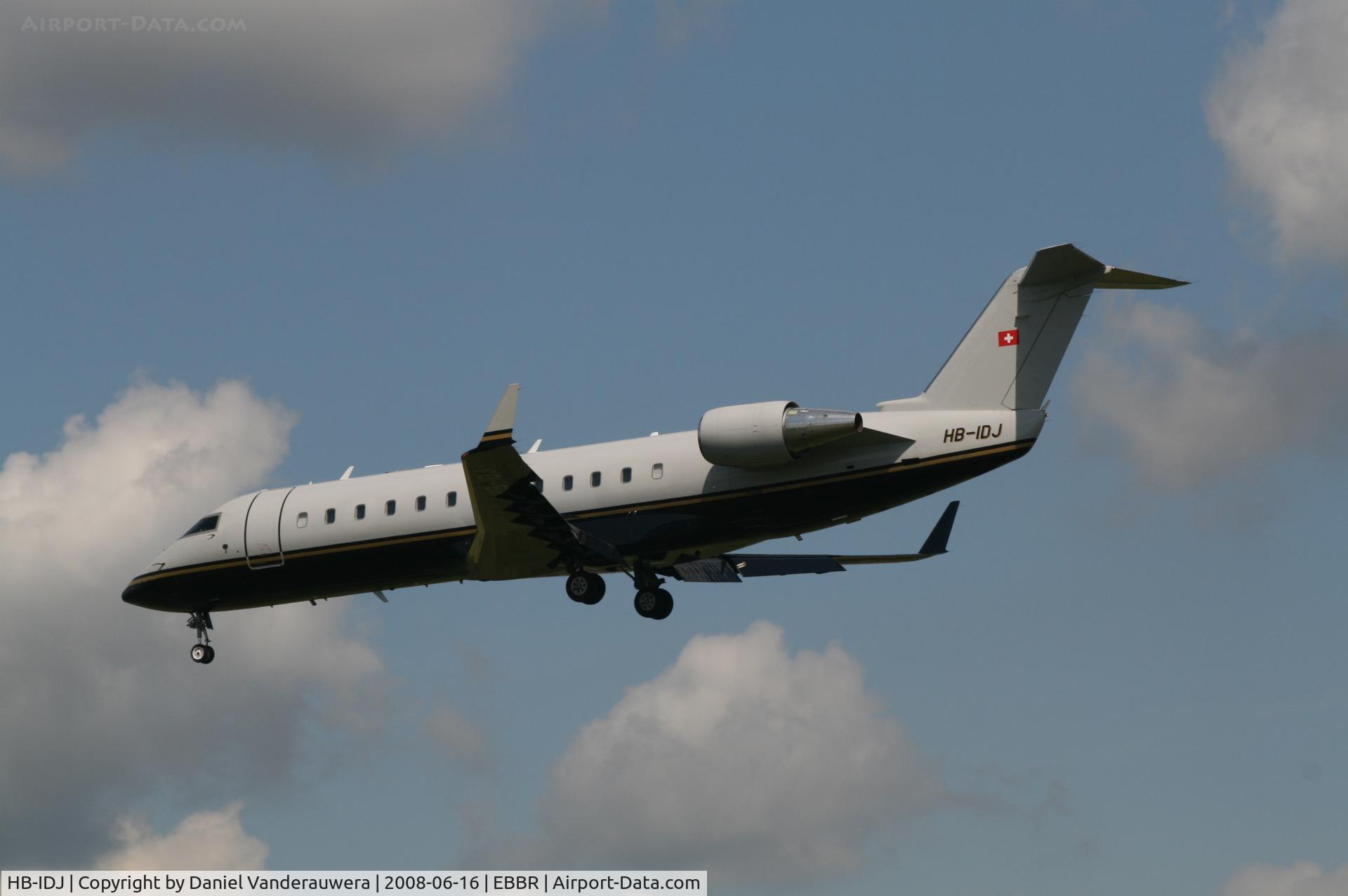 HB-IDJ, Canadair CRJ-100SE (CL-600-2B19) C/N 7136, descending to rwy 25L
