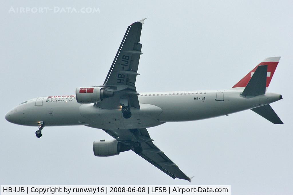 HB-IJB, 1995 Airbus A320-214 C/N 0545, landing rwy 34