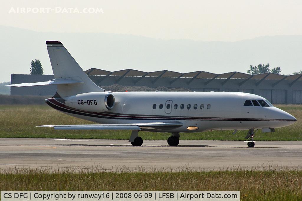 CS-DFG, 2004 Dassault Falcon 2000EX C/N 44, lining up intersection hotel rwy 16