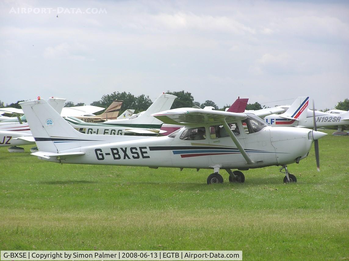 G-BXSE, 1998 Cessna 172R Skyhawk C/N 17280352, Cessna 172 taxying out from Booker