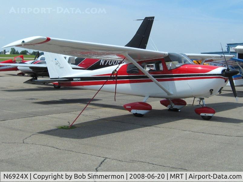 N6924X, 1960 Cessna 172B C/N 17247824, On the ramp at Marysville, OH