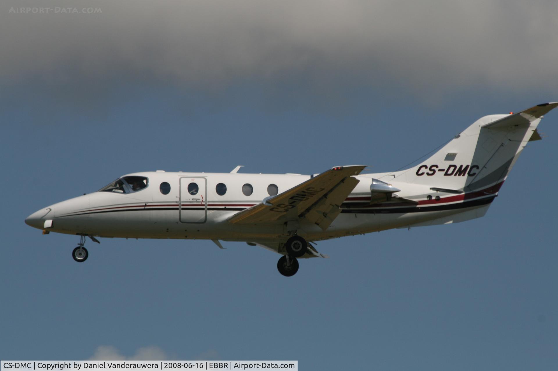 CS-DMC, 2005 Hawker Beechcraft 400A Beechjet Beechjet C/N RK-404, descending to rwy 25L