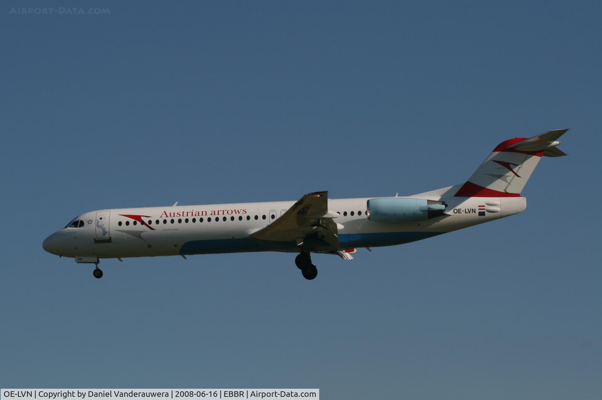 OE-LVN, 1991 Fokker 100 (F-28-0100) C/N 11367, flight OS351 is descending to rwy 25L